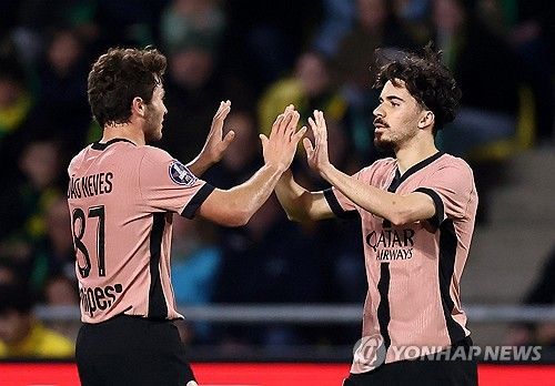 루이스 엔리케 감독이 이끄는 PSG가 23일(한국시간) 프랑스 낭트에 있는 스타드 드라 보주아에서 열린 낭트와의 2024-2025시즌 리그1 29라운드 순연 경기에서 1-1로 비겼다.&nbsp;이강인도 지난 르아브르전에 이어 2경기 연속 선발 출장하면서 기회를 받았다. 나아가 리그 6호 도움을 기록해 지난 2022-2023시즌 마요르카(스페인)에서 기록한 자신의 커리어 하이 기록과 타이를 이뤘다.&nbsp;연합뉴스