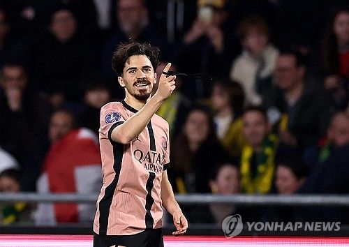 파리 생제르맹(PSG)은 23일(한국시간) 프랑스 낭트에 위치한 스타드 드 라 보주아르에서 열린 낭트와의 2024-25시즌 리그1 29라운드 원정 경기에서 1-1 무승부를 거뒀다. 이날 선발로 나선 이강인은 시즌 6호 도움을 올리는데 성공했다. 4-3-3 전형에서 오른쪽 윙어로 선발 출전한 이강인 전반 33분 비티냐의 선제골을 도우면서 공격포인트를 올리며 올시즌 공격포인트를 6골 6도움으로 늘렸다. 연합뉴스