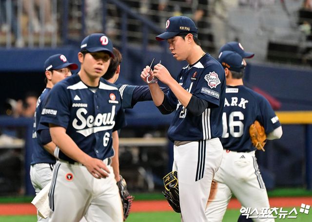 23일 오후 서울 구로구 고척스카이돔에서 열린 '2025 신한 SOL Bank KBO리그' 두산 베어스와 키움 히어로즈의 경기, 4회말 키움 푸이그가 두산 김유성의 높은 공을 피한 후 마운드를 향해 다가서며 벤치 클리어링이 발발했다. 두산 김유성이 교체되고 있다. 고척, 김한준 기자