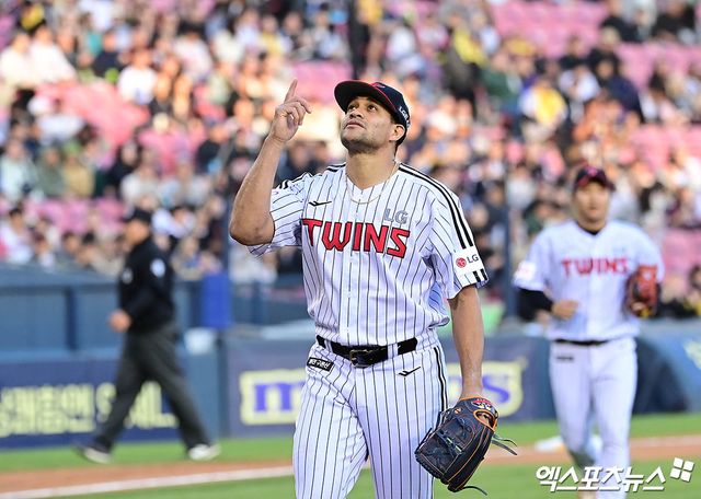 24일 오후 서울 송파구 잠실야구장에서 열린 '2025 신한 SOL Bank KBO리그' NC 다이노스와 LG 트윈스의 경기, 1회초 1사 만루 LG 선발투수 치리노스가 NC 권희동을 병살타로 처리하며 이닝을 종료시킨 뒤 기뻐하고 있다. 잠실, 박지영 기자