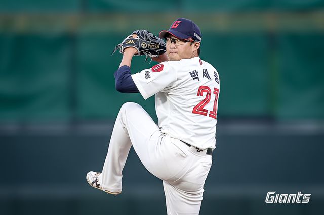 롯데 자이언츠 우완 박세웅이 24일 부산 사직야구장에서 열린 2025 신한 SOL Bank KBO리그 한화 이글스와의 팀 간 4차전에 선발등판, 6이닝 4피안타 4볼넷 1사구 9탈삼진 3실점으로 승리투수가 됐다. 사진 롯데 자이언츠