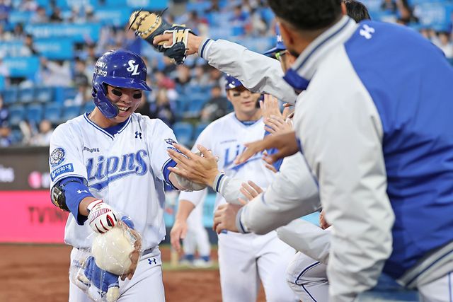 삼성 라이온즈 내야수 김영웅이 23일 대구 KIA 타이거즈전에서 홈런을 친 뒤 축하 받고 있다. 삼성 라이온즈