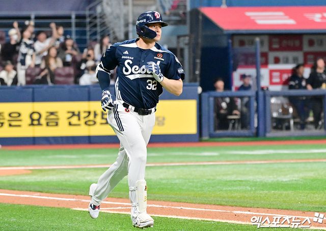 24일 오후 서울 구로구 고척스카이돔에서 열린 '2025 신한 SOL Bank KBO리그' 두산 베어스와 키움 히어로즈의 경기, 7회초 1사 1,2루 두산 김재환이 스리런 홈런을 날린 후 그라운드를 돌고 있다. 고척, 김한준 기자