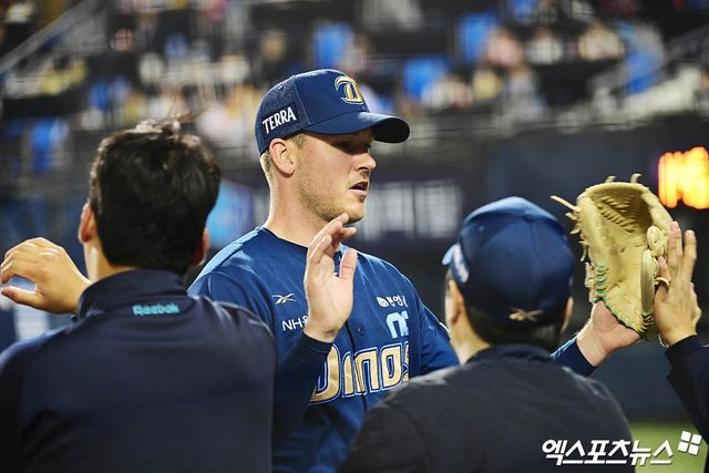 24일 오후 서울 송파구 잠실야구장에서 열린 '2025 신한 SOL Bank KBO리그' NC 다이노스와 LG 트윈스의 경기, 6회말 2사 1,2루 NC 선발투수 라일리가 LG 김현수를 내야 땅볼로 돌려세우며 이닝을 종료시킨 뒤 더그아웃으로 향하며 동료들과 하이파이브를 나누고 있다. 잠실, 박지영 기자
