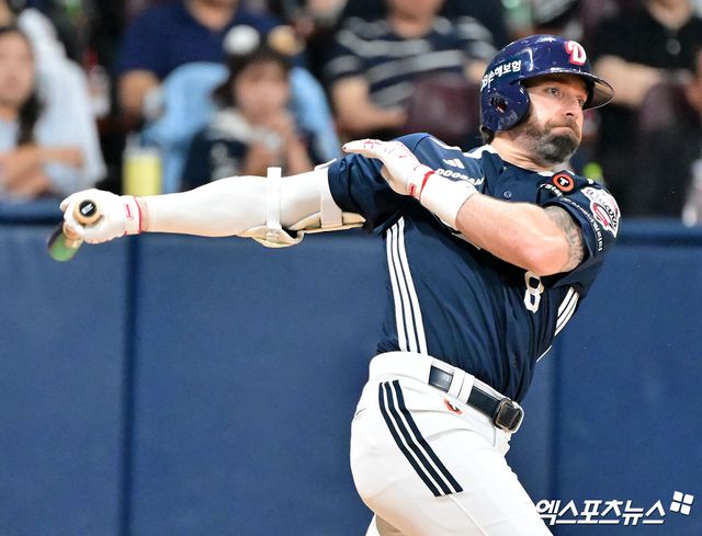 24일 오후 서울 구로구 고척스카이돔에서 열린 '2025 신한 SOL Bank KBO리그' 두산 베어스와 키움 히어로즈의 경기, 4회초 2사 2루 두산 케이브가 1타점 적시타를 날리고 있다. 고척, 김한준 기자