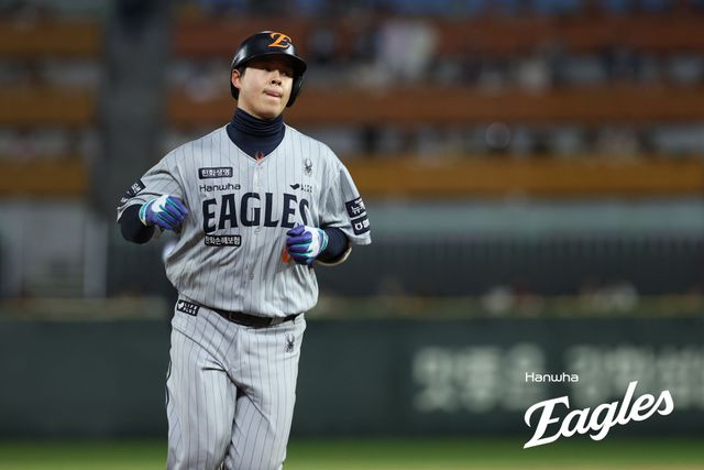 한화 이글스 4번타자 노시환이 23일 부산 사직야구장에서 열린 2025 신한 SOL Bank KBO리그 롯데 자이언츠와의 팀 간 3차전에서 결승타를 기록, 팀의 8연승을 이끌었다. 사진 한화 이글스