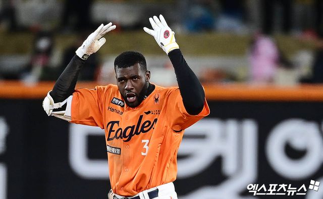 한화 이글스 외국인 타자 에스테반 플로리얼이 지난 23일 부산 사직야구장에서 열린 2025 신한 SOL Bank KBO리그 롯데 자이언츠와의 팀 간 3차전에 2번타자 겸 중견수로 선발출전, 4타수 3안타 1볼넷 2득점으로 활약했다. 사진 엑스포츠뉴스 DB