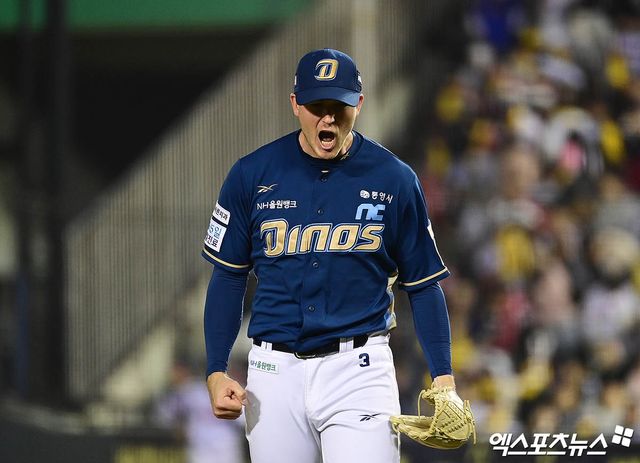 24일 오후 서울 송파구 잠실야구장에서 열린 '2025 신한 SOL Bank KBO리그' NC 다이노스와 LG 트윈스의 경기, 4회말 종료 후 NC 선발투수 라일리가 포효하고 있다. 잠실, 박지영 기자