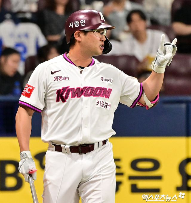 23일 오후 서울 구로구 고척스카이돔에서 열린 '2025 신한 SOL Bank KBO리그' 두산 베어스와 키움 히어로즈의 경기, 2회말 1사 1루 키움 임지열이 볼넷으로 출루하며 두산 선발투수 김유성에게 항의를 하고 있다. 고척, 김한준 기자