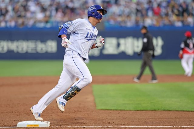 삼성 라이온즈 내야수 김영웅이 23일 대구 KIA 타이거즈전에서 홈런을 친 뒤 축하 받고 있다. 삼성 라이온즈