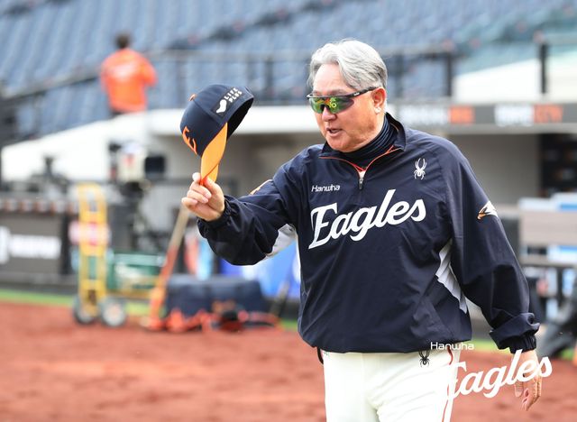 김경문 감독이 이끄는 한화 이글스가 24일 부산 사직야구장에서 열리는 2025 신한 SOL Bank KBO리그 롯데 자이언츠와의 팀 간 4차전에서 9연승에 도전한다. 사진 한화 이글스