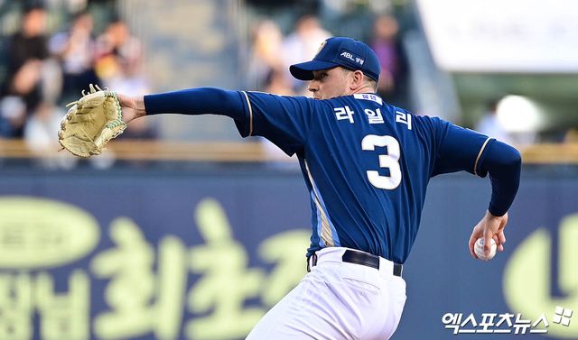 24일 오후 서울 송파구 잠실야구장에서 열린 '2025 신한 SOL Bank KBO리그' NC 다이노스와 LG 트윈스의 경기, 1회말 NC 선발투수 라일리가 역투하고 있다. 잠실, 박지영 기자