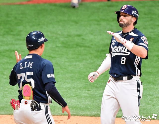 24일 오후 서울 구로구 고척스카이돔에서 열린 '2025 신한 SOL Bank KBO리그' 두산 베어스와 키움 히어로즈의 경기, 3회초 무사 1루 두산 케이브가 투런 홈런을 날린 후 기뻐하고 있다. 고척, 김한준 기자