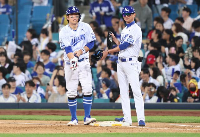 삼성 라이온즈 강민호가 24일 대구 KIA 타이거즈전에서 출루 후 장갑을 정리하고 있다. 삼성 라이온즈