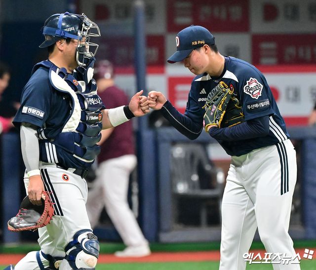 24일 오후 서울 구로구 고척스카이돔에서 열린 '2025 신한 SOL Bank KBO리그' 두산 베어스와 키움 히어로즈의 경기, 두산이 11안타를 몰아치며 키움에 9:3 승리를 거뒀다. 이날 경기에서 승리한 두산 선수들이 기뻐하고 있다. 고척, 김한준 기자