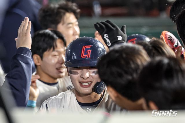 롯데 자이언츠 외야수 윤동희가 24일 부산 사직야구장에서 열린 2025 신한 SOL Bank KBO리그 한화 이글스와의 팀 간 4차전에서 홈런 포함 멀티 히트를 기록, 팀 역전승을 이끌었다. 사진 롯데 자이언츠