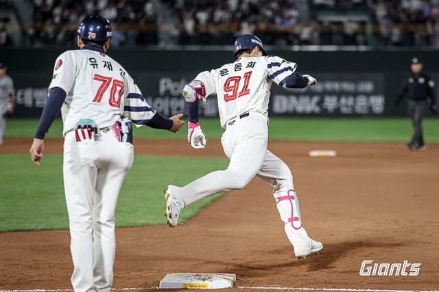 롯데 자이언츠 외야수 윤동희가 24일 부산 사직야구장에서 열린 2025 신한 SOL Bank KBO리그 한화 이글스와의 팀 간 4차전에서 4회말 류현진을 상대로 솔로 홈런을 기록했다. 사진 롯데 자이언츠