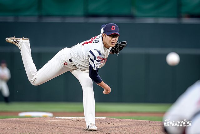 롯데 자이언츠 우완 박세웅이 24일 부산 사직야구장에서 열린 2025 신한 SOL Bank KBO리그 한화 이글스와의 팀 간 4차전에 선발등판, 6이닝 4피안타 4볼넷 1사구 9탈삼진 3실점으로 승리투수가 됐다. 사진 롯데 자이언츠