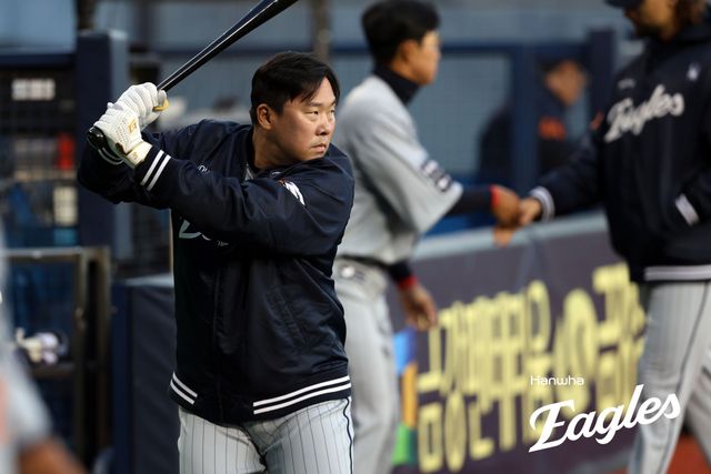 한화 이글스 베테랑 타자 안치홍이 24일 부산 사직야구장에서 열린 2025 신한 SOL Bank KBO리그 롯데 자이언츠와의 팀 간 4차전에 1번타자 겸 2루수로 선발출전했다. 사진 한화 이글스