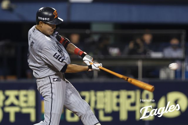 한화 이글스 내야수 심우준이 24일 부산 사직야구장에서 열린 2025 신한 SOL Bank KBO리그 롯데 자이언츠와의 팀 간 4차전에서 2회초 선제 1타점 적시타를 기록했다. 사진 한화 이글스