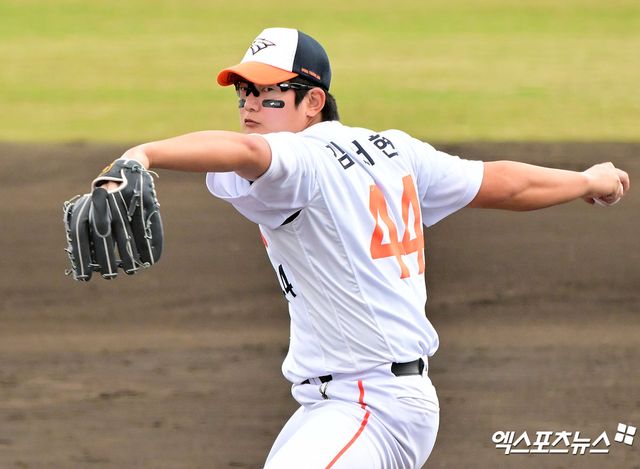 한화 이글스 마무리 김서현이 지난 23일 부산 사직야구장에서 열린 2025 신한 SOL Bank KBO리그 롯데 자이언츠와의 팀 간 3차전에서 9회말 등판, 1이닝 2볼넷 무실점으로 팀 승리를 지켜냈다. 사진 엑스포츠뉴스 DB