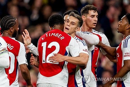 미켈 아르테타 감독이 이끄는 아스널이 23일(한국시간) 영국 런던에 있는 에미레이츠 스타디움에서 열린 크리스탈 팰리스와의 2024-2025시즌 프리미어리그 34라운드 홈 경기에서 2-2 무승부를 거뒀다.&nbsp;연합뉴스