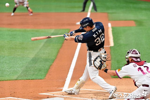 24일 오후 서울 구로구 고척스카이돔에서 열린 '2025 신한 SOL Bank KBO리그' 두산 베어스와 키움 히어로즈의 경기, 1회초 2사 1,2루 두산 김재환이 2타점 3루타를 날리고 있다. 고척, 김한준 기자