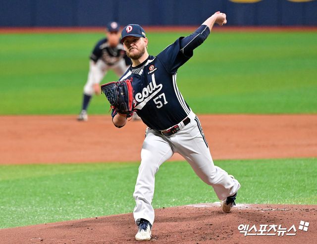 24일 오후 서울 구로구 고척스카이돔에서 열린 '2025 신한 SOL Bank KBO리그' 두산 베어스와 키움 히어로즈의 경기, 1회말 두산 선발투수 콜 어빈이 공을 힘차게 던지고 있다. 고척, 김한준 기자