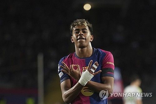 이탈리아 이적시장 전문 기자로 알려진 니콜로 스키라가 24일(한국시간) 자신의 사회관계망서비스(SNS) X를 통해 바르셀로나가 자신들의 현재이자 미래인 야말과 재계약을 맺을 준비를 하고 있다고 전했다.&nbsp;연합뉴스