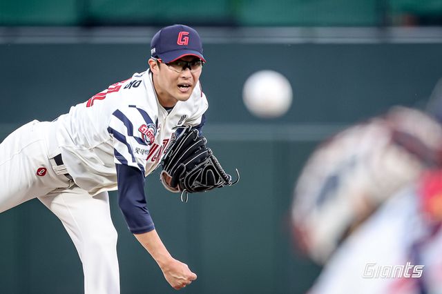 롯데 자이언츠 우완 박세웅이 24일 부산 사직야구장에서 열린 2025 신한 SOL Bank KBO리그 한화 이글스와의 팀 간 4차전에 선발등판, 6이닝 4피안타 4볼넷 1사구 9탈삼진 3실점으로 승리투수가 됐다. 사진 롯데 자이언츠