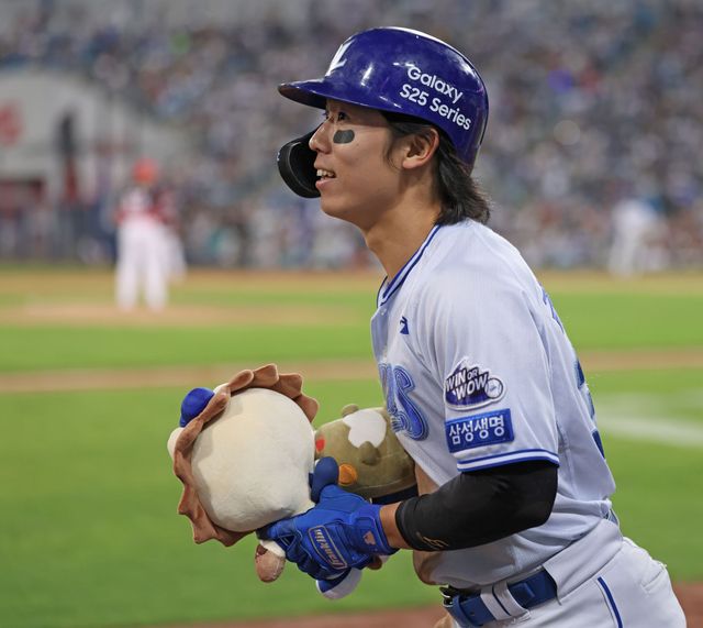 삼성 라이온즈 김성윤이 24일 대구 KIA 타이거즈전에서 홈런을 친 뒤 홈런 인형을 들고 미소 짓고 있다. 삼성 라이온즈
