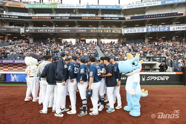 NC는 23일 잠실구장에서 열린 '2025 신한 SOL Bank KBO 리그' LG와 주중 3연전 두 번째 경기에서 0-3으로 패했다. 타선이 터지지 않으며 KBO리그 역대 5번째 팀 노히트 노런 진기록의 희생양이 될 뻔했다. NC 다이노스 