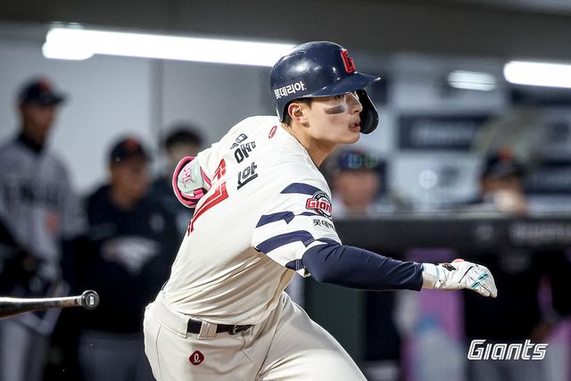 롯데 자이언츠 외야수 윤동희가 24일 부산 사직야구장에서 열린 2025 신한 SOL Bank KBO리그 한화 이글스와의 팀 간 4차전에서 홈런 포함 멀티 히트를 기록, 팀 역전승을 이끌었다. 사진 롯데 자이언츠