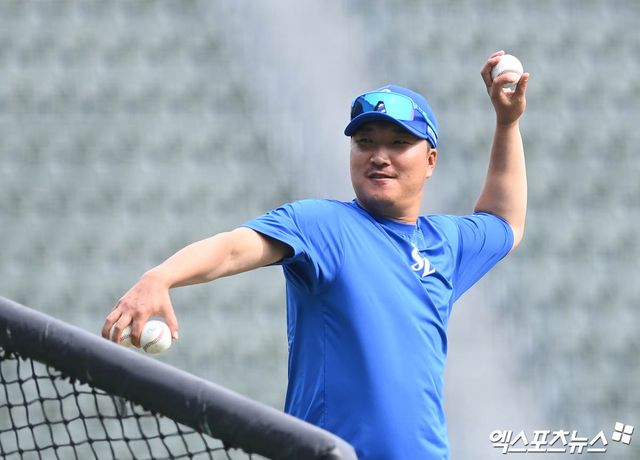 삼성 라이온즈 이진영 코치가 정규시즌 경기를 앞두고 배팅볼을 던져주고 있다. 엑스포츠뉴스 DB