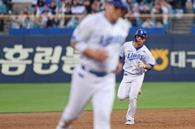 삼성 라이온즈 내야수 김영웅이 23일 대구 KIA 타이거즈전에서 홈런을 친 뒤 베이스를 돌고 있다. 삼성 라이온즈