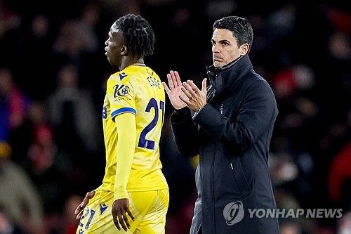 미켈 아르테타 감독이 이끄는 아스널이 23일(한국시간) 영국 런던에 있는 에미레이츠 스타디움에서 열린 크리스탈 팰리스와의 2024-2025시즌 프리미어리그 34라운드 홈 경기에서 2-2 무승부를 거뒀다.&nbsp;연합뉴스