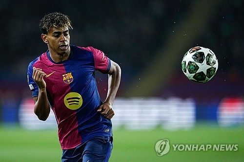 이탈리아 이적시장 전문 기자로 알려진 니콜로 스키라가 24일(한국시간) 자신의 사회관계망서비스(SNS) X를 통해 바르셀로나가 자신들의 현재이자 미래인 야말과 재계약을 맺을 준비를 하고 있다고 전했다.&nbsp;연합뉴스