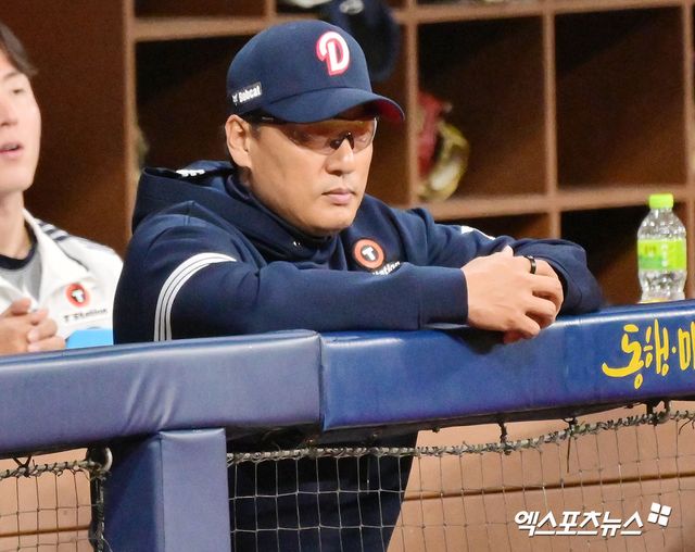 23일 오후 서울 구로구 고척스카이돔에서 열린 '2025 신한 SOL Bank KBO리그' 두산 베어스와 키움 히어로즈의 경기, 두산 이승엽 감독이 경기를 지켜보고 있다. 고척, 김한준 기자