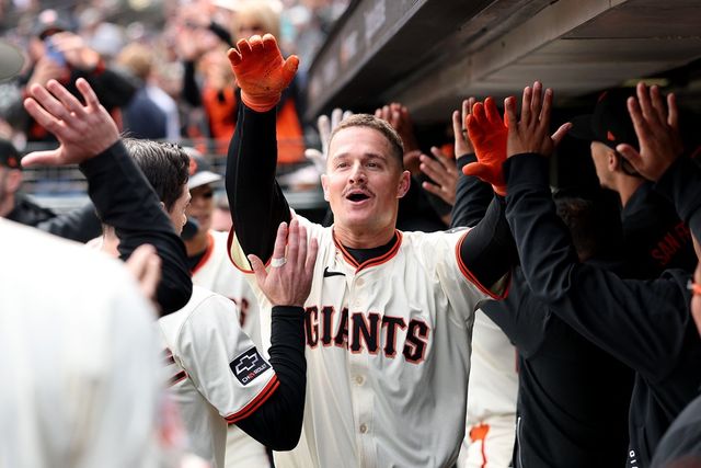 샌프란시스코는 25일(한국시간) 오라클파크에서 열린 '2025 메이저리그' 밀워키전에서 6-5로 승리했다. 8회말 역전에 성공하며 값진 위닝시리즈를 챙겼다. 연합뉴스 AFP