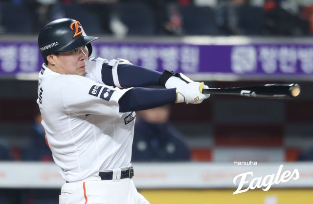 한화 이글스 베테랑 내야수 안치홍이 24일 부산 사직야구장에서 열린 2025 신한 SOL Bank KBO리그 롯데 자이언츠와의 팀 간 4차전에서 2회초 2타점 적시타를 기록했다. 사진 한화 이글스