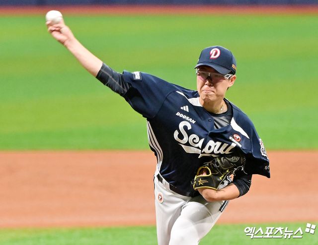 23일 오후 서울 구로구 고척스카이돔에서 열린 '2025 신한 SOL Bank KBO리그' 두산 베어스와 키움 히어로즈의 경기, 1회말 두산 선발투수 김유성이 공을 힘차게 던지고 있다. 고척, 김한준 기자