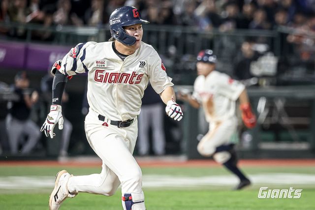 롯데 자이언츠 내야수 나승엽이 24일 부산 사직야구장에서 열린 2025 신한 SOL Bank KBO리그 한화 이글스와의 팀 간 4차전에서 6회말 동점 2타점 적시타를 때려내며 팀 역전승을 이끌었다. 사진 롯데 자이언츠