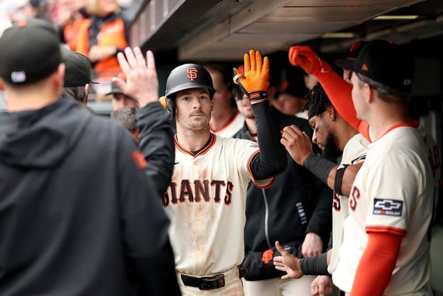 샌프란시스코는 25일(한국시간) 오라클파크에서 열린 '2025 메이저리그' 밀워키전에서 6-5로 승리했다. 8회말 역전에 성공하며 값진 위닝시리즈를 챙겼다. 연합뉴스 AFP
