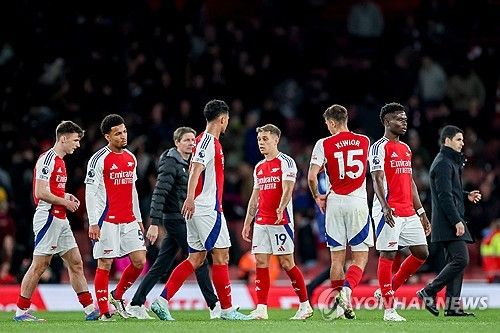 미켈 아르테타 감독이 이끄는 아스널이 23일(한국시간) 영국 런던에 있는 에미레이츠 스타디움에서 열린 크리스탈 팰리스와의 2024-2025시즌 프리미어리그 34라운드 홈 경기에서 2-2 무승부를 거뒀다.&nbsp;연합뉴스