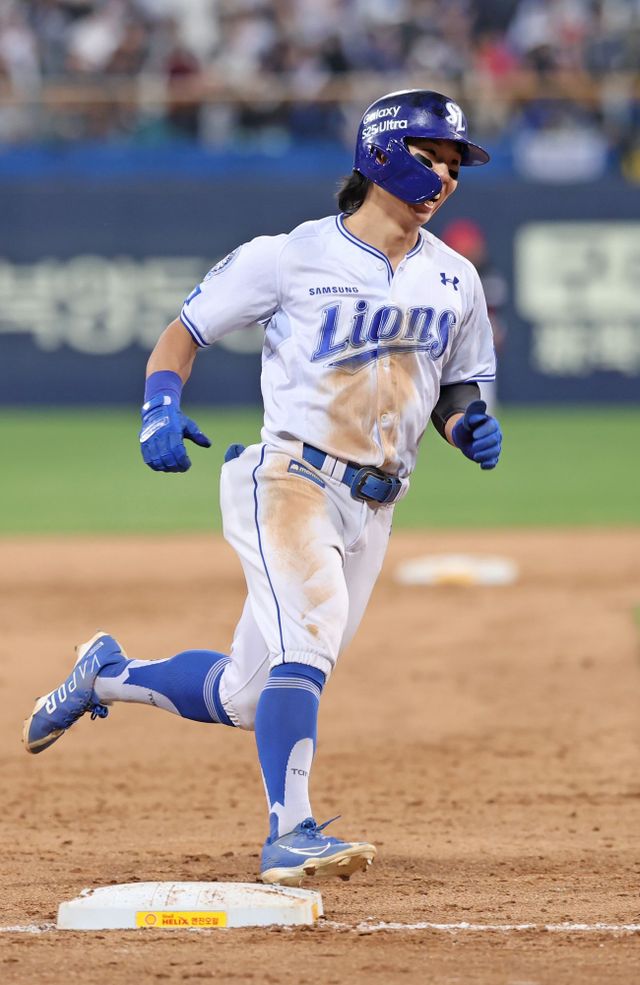 삼성 라이온즈 김성윤이 24일 대구 KIA 타이거즈전에서 홈런을 친 뒤 베이스를 돌고 있다. 삼성 라이온즈