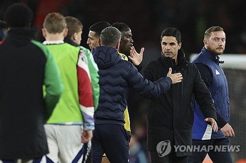 미켈 아르테타 감독이 이끄는 아스널이 23일(한국시간) 영국 런던에 있는 에미레이츠 스타디움에서 열린 크리스탈 팰리스와의 2024-2025시즌 프리미어리그 34라운드 홈 경기에서 2-2 무승부를 거뒀다.&nbsp;연합뉴스