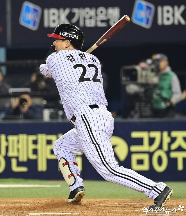 24일 오후 서울 송파구 잠실야구장에서 열린 '2025 신한 SOL Bank KBO리그' NC 다이노스와 LG 트윈스의 경기, 8회말 2사 1,3루 LG 김현수가 1타점 적시타를 때려내고 있다. 잠실, 박지영 기자