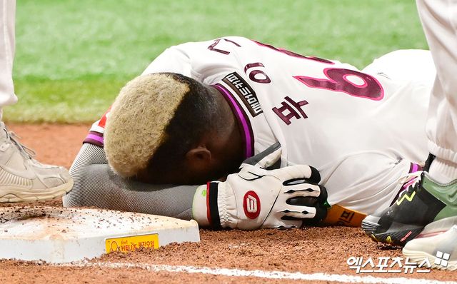 23일 오후 서울 구로구 고척스카이돔에서 열린 '2025 신한 SOL Bank KBO리그' 두산 베어스와 키움 히어로즈의 경기, 2회말 1사 1루 키움 푸이그가 귀루하는 과정에서 어깨 통증을 호소하고 있다. 고척, 김한준 기자