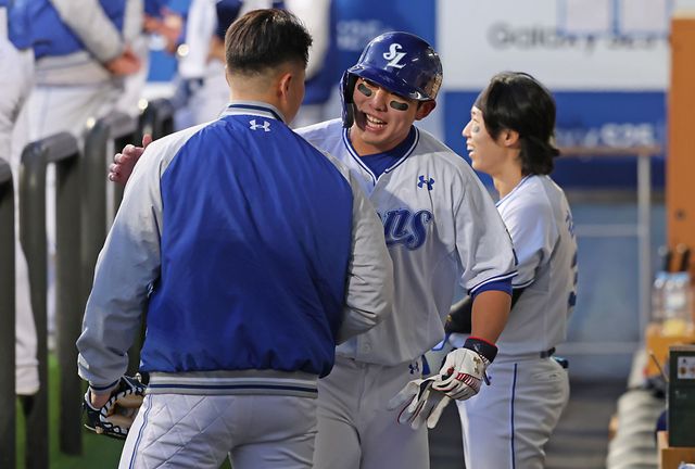 삼성 라이온즈 내야수 김영웅이 23일 대구 KIA 타이거즈전에서 홈런을 친 뒤 축하 받고 있다. 삼성 라이온즈