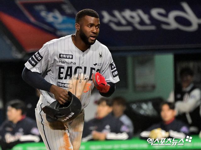 한화 이글스 외국인 타자 에스테반 플로리얼이 지난 23일 부산 사직야구장에서 열린 2025 신한 SOL Bank KBO리그 롯데 자이언츠와의 팀 간 3차전에 2번타자 겸 중견수로 선발출전, 4타수 3안타 1볼넷 2득점으로 활약했다. 사진 엑스포츠뉴스 DB
